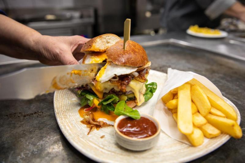 Probekochen für den ersten Burgerabend im Stiftkeller- Stift Schlägl