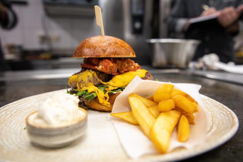 Probekochen für den ersten Burgerabend im Stiftkeller- Stift Schlägl