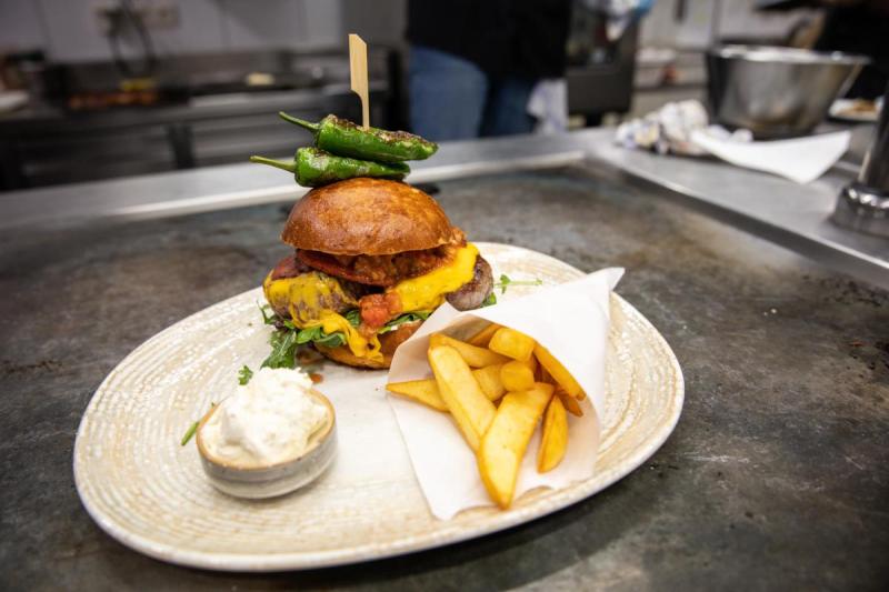 Probekochen für den ersten Burgerabend im Stiftkeller- Stift Schlägl