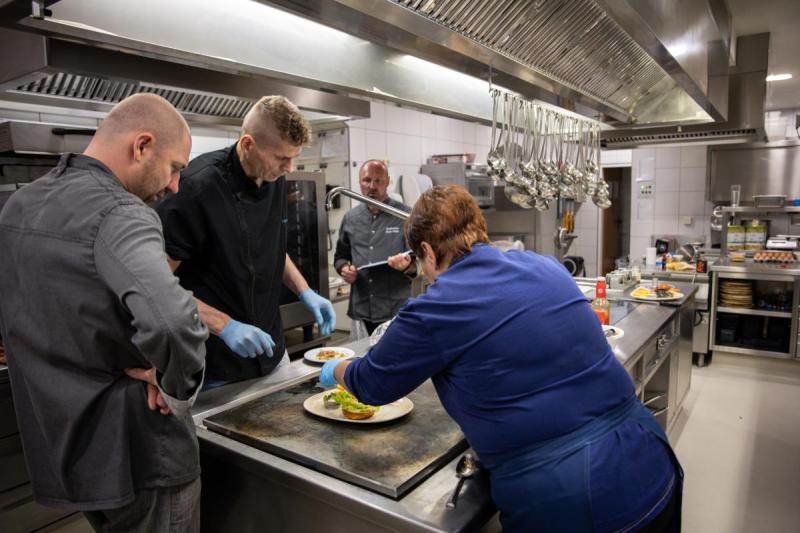 Probekochen für den ersten Burgerabend im Stiftkeller- Stift Schlägl