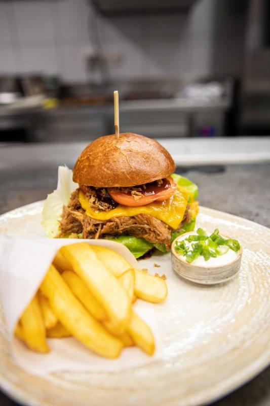 Probekochen für den ersten Burgerabend im Stiftkeller- Stift Schlägl