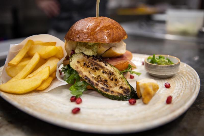 Probekochen für den ersten Burgerabend im Stiftkeller- Stift Schlägl