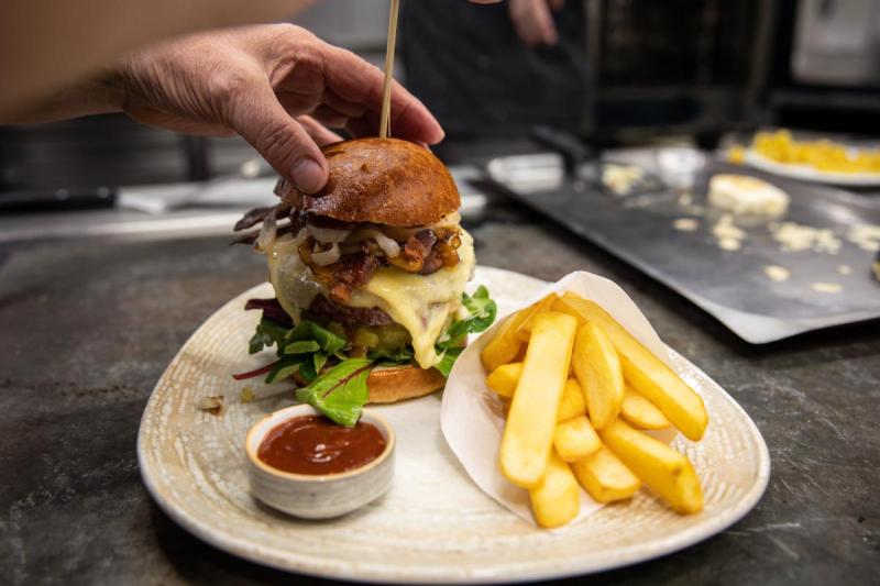 Probekochen für den ersten Burgerabend im Stiftkeller- Stift Schlägl