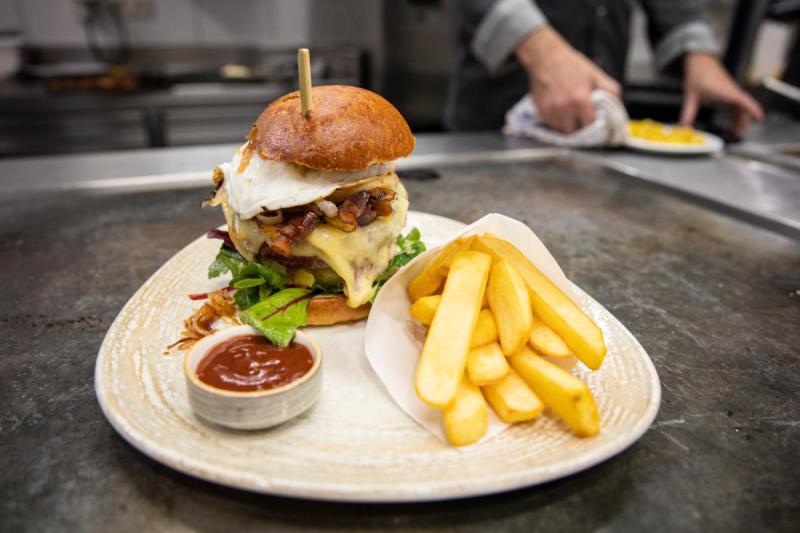 Probekochen für den ersten Burgerabend im Stiftkeller- Stift Schlägl