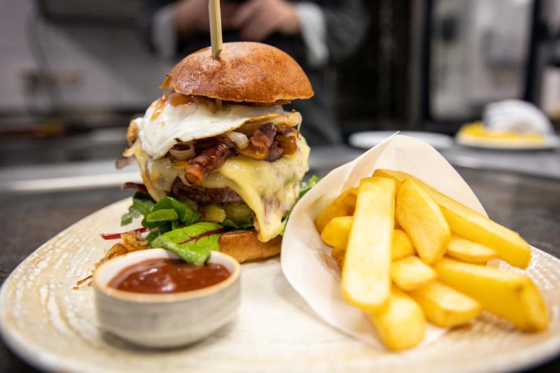 Probekochen für den ersten Burgerabend im Stiftkeller- Stift Schlägl